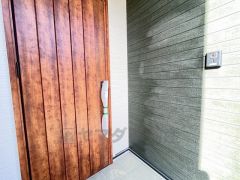 ブラウントーンの玄関扉＾＾外壁とマッチングしていてかっこいいですね＾＾家の顔となる玄関扉がかっこいいと、たくさんの人を招き入れたくなりますね＾＾