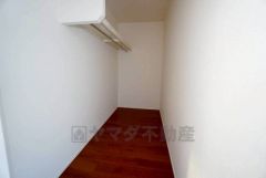 収納力豊富なウォークインクローゼット付き。洋服や小物などを1箇所にまとめて美しい収納を実現します。