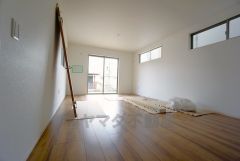 窓ガラスは日射熱や紫外線を大幅にカットできる遮熱Low-e複層ガラスを採用し良質な室内環境と冷暖房負担の軽減を実現します。