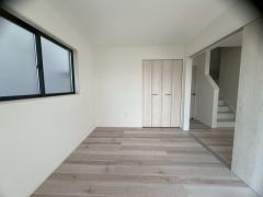 木目調のシンプルデザインで落ち着きと安らぎの空間に仕上げています。各部屋に収納が完備されているので、お荷物が多くなっても安心の設計です。