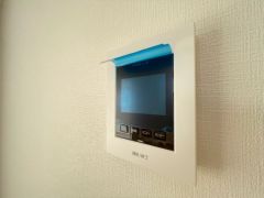 防犯性もばっちり、TVモニター付きインターフォン完備。大きなモニターで玄関先を確認できます。録画機能が付いているので不在時の訪問者も確認できて安心です^^