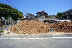 カースペースは停めやすい並列駐車3台付きで来客時も安心です＾＾ 自転車やバイクなども置ける広さです＾＾