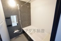 1坪サイズの浴室は、足をのばしてリラックスできます。浴室乾燥機付きなので、雨の日も気にせず洗濯物が干せます。