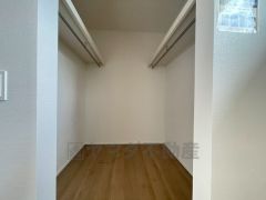 収納力豊富なウォークインクローゼット付き。洋服や小物などを1箇所にまとめて美しい収納を実現します。