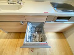 家事の時間が短縮できる食器洗浄乾燥機付。後片付けもラクラクです。 食器を洗う手間が減るので家族とのコミュニケーションの時間や自分の時間が増えますね。