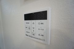給湯器リモコンはキッチン横からボタンひとつで操作が楽々。通話ボタン付きでお子様とも会話ができて安心です。