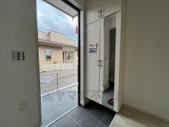 採光も考えられた明るい玄関です。TVインターホンが装備されているので、セキュリティーも安心。