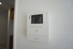 防犯性もばっちり、TVモニター付きインターフォン完備。大きなモニターで玄関先を確認できます。録画機能が付いているので不在時の訪問者も確認できて安心です^^