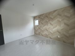 デザインクロスが2階洋室の雰囲気を上品に仕上げています。いつもと違う雰囲気のお部屋をお楽しみください。