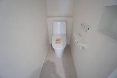 温水洗浄機付トイレです。節水機能もあるので、安心して使えますね。もちろん、1階2階の2ヶ所にトイレがあるので、忙しい朝にもゆとりができますね。