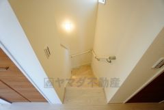 同仕様写真。ご年配の方でも安心できる、手すり付き階段です＾＾段差も低めで設定されてますので安全性にも優れてますね＾＾