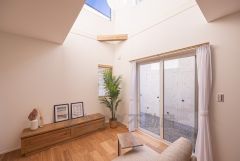 大きな窓のあるリビングは、陽光あふれる明るい空間です。居心地良く、ご家族皆がゆったりくつろげる憩いの空間となりそうです。