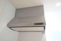 調理により発生する油煙や臭いを吸い込み、屋外へ排気してくれます。