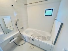 1日の疲れを癒すくつろぎのバスルーム。足を伸ばしてもゆったりと入れるサイズです。お子様と一緒にお風呂に入っても狭くないですね^^