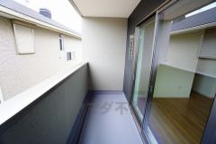 同仕様写真。幅広のインナーバルコニーは多少の雨でも洗濯物を守ってくれ、家事を助けてくれること間違いなし。眩しすぎる日差しも和らげます。