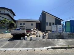 カースペースは停めやすい並列駐車3台駐車できます。 ゆとりがあり急な来客時も安心です＾＾ 前面道路約12ｍ。