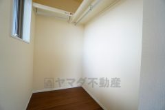 ハンガーパイプ付で散らかりがちな洋服類もきれいに整理できます。使用頻度が少ないものは枕棚の上に、足元には3段ボックスを置いて、フル活用できるクローゼットです＾＾