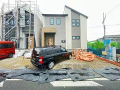 カースペースは停めやすい並列駐車2台つきです。