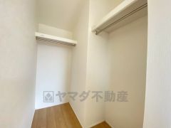 収納力豊富なウォークインクローゼット付き。洋服や小物などを1箇所にまとめて美しい収納を実現します。