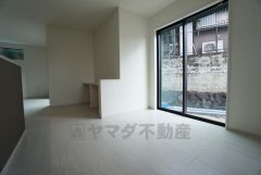 夏は強い日差しをカット、冬は暖かな遮熱高断熱型Low-Eガラスを採用。夏の強い日差しを約60%カットし、冷房効果を高めます。紫外線もカットするため紫外線による日焼けも抑制。