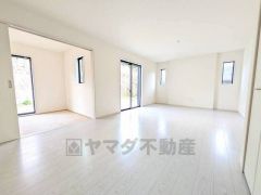 大きな窓のあるリビングは、陽光あふれる明るい空間です。居心地良く、ご家族皆がゆったり寛げる憩いの空間となりそうです。