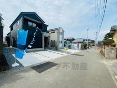 前面道路は約5ｍ。太宰府東小学校・太宰府中学校まで徒歩10分とお子様の通学が安心です＾＾