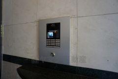 共用部。 オートロック完備＾＾ カメラが付いている為安心です。エントランス入口も常に綺麗です。管理が行き届いています＾＾