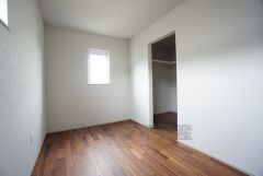 2面採光を確保した明るい室内は、風通しも良く、大変居心地の良い空間となっております。爽やかな風を感じて起きる朝は、快適生活の始まりに。