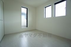 2面採光を確保した明るい室内は、風通しも良く、大変居心地の良い空間となっております。爽やかな風を感じて起きる朝は、快適生活の始まりに。