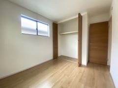 明るい洋室です。ナチュラル色のフローリングで開放的な優しい雰囲気になっています＾＾ベッドや机、ＴＶを置いてもゆとりのある広さです。