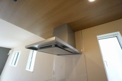 調理により発生する油煙や臭いを吸い込み、屋外へ排気してくれます。