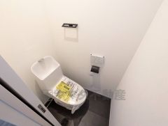 温水洗浄機付トイレです。節水機能もあるので、安心して使えますね。もちろん、1階2階の2ヶ所にトイレがあるので、忙しい朝にもゆとりができますね。