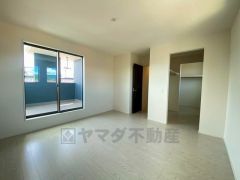 住む人のこだわりを活かす洋室＾＾日当たりがよく、寝室としての利用もおすすめ。広めのクローゼットもあり荷物もすっきり片付けれ、ゆとりのある暮らしが出来ます＾＾