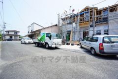 前面道路は6ｍと広く、駐車がスムーズにできます＾＾