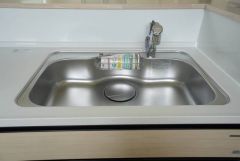 広々とした凸型シンクに洗剤ポケットを標準装備。大きなお鍋など洗いやすいです。洗剤や石鹸、スポンジもすっきりできる収納付き。