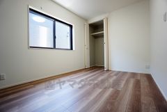 同仕様写真。木目調のシンプルデザインで落ち着きと安らぎの空間に仕上げています。各部屋に収納が完備されているので、お荷物が多くなっても安心の設計です。