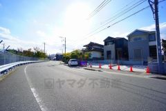 前面道路は広々10ｍ以上と駐車場も離合もスムーズにできます＾＾