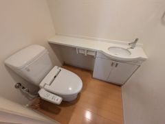 温水洗浄機付トイレです。節水機能もあるので、安心して使えますね。手洗い付きで空間も広く使用できます。