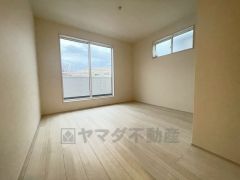 2面採光を確保した明るい室内は、風通しも良く、大変居心地の良い空間となっております。爽やかな風を感じて起きる朝は、快適生活の始まりに。