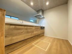 オシャレで機能的なキッチン。カウンターキッチンで、ご家族と会話をしながら調理ができます。