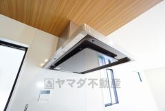 調理により発生する油煙や臭いを吸い込み、屋外へ排気してくれます。