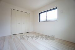 同仕様写真。全居室に収納完備。下段を引き出し収納にするなど、空いたスペースを有効活用すれば収納力がグッと高まります。常に整理整頓されたお部屋は気持ちがいいです＾＾