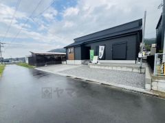 前面道路は交通量が少なく駐車がスムーズにできます＾＾ 流行に左右されないベーシックなカラーリングは、永住にふさわしい佇まいです＾＾
