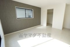 同仕様写真。住む人のこだわりを活かす洋室＾＾日当たりがよく、寝室としての利用もおすすめ。広めのクローゼットもあり荷物もすっきり片付けれ、ゆとりのある暮らしが出来ます＾＾