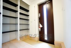 同仕様写真。たっぷり収納できるシューズボックスです。家族全員の靴がきれいに整頓できます。棚の上にお花や写真を飾っても良いですね。