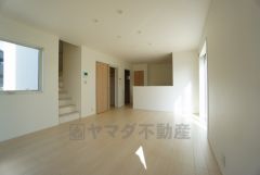 対面式キッチンを中心としたリビングダイニングで家族の会話が弾みそうです。