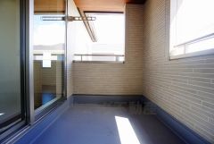 同仕様写真。幅広のインナーバルコニーは洗濯物を守りやすく、眩しすぎる日差しも和らげます。 南側に面した大型のバルコニーは日当たり良好です。お洗濯物も気持ちよく干せそうです。