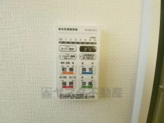 雨の日の洗濯も安心できる浴室暖房乾燥機付き浴室。リモコンで操作もボタン1つで簡単。 浴室暖房乾燥機には、暖房、乾燥、涼風、換気の4つの機能が付いています。タイマー付きです。