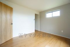 住む人のこだわりを活かす洋室＾＾日当たりがよく、寝室としての利用もおすすめ。広めのクローゼットもあり荷物もすっきり片付けれ、ゆとりのある暮らしが出来ます＾＾