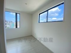 2面採光を確保した明るい室内は、風通しも良く、大変居心地の良い空間となっております。爽やかな風を感じて起きる朝は、快適生活の始まりに。